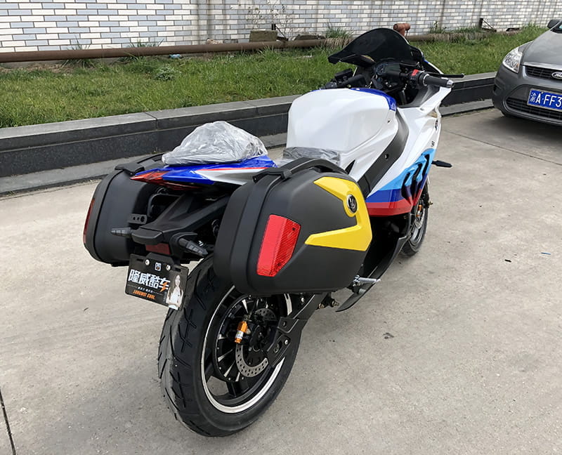 Электромотоцикл Electrowin EM-BM, белый, с навесными задними багажниками. Вид сзади справа