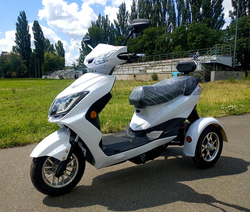Белый трехколесный электрический скутер Electrowin EM-2100, вид слева спереди